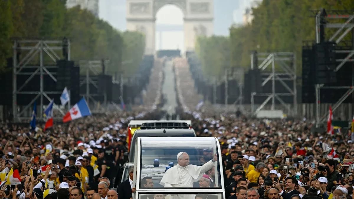 Frente a una multitud, el papa León XIV convirtió los Campos Elíseos en una inmensa iglesia al aire libre