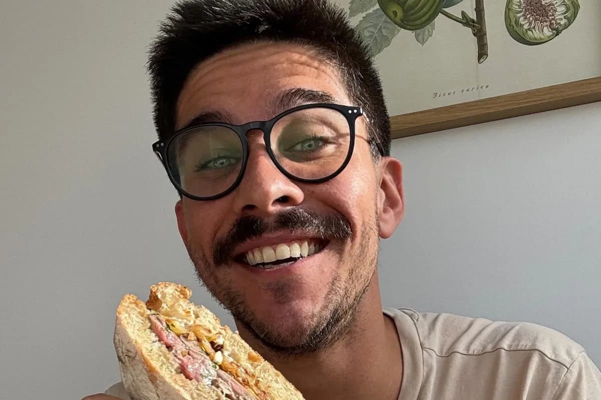 Es hijo de una famosa conductora, soñó con ser futbolista y actor, pero se instaló en Lisboa y dio un volantazo a su vida