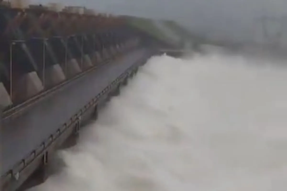 Itaipú y Yacyretá abrieron sus compuertas por la crecida del Paraná
