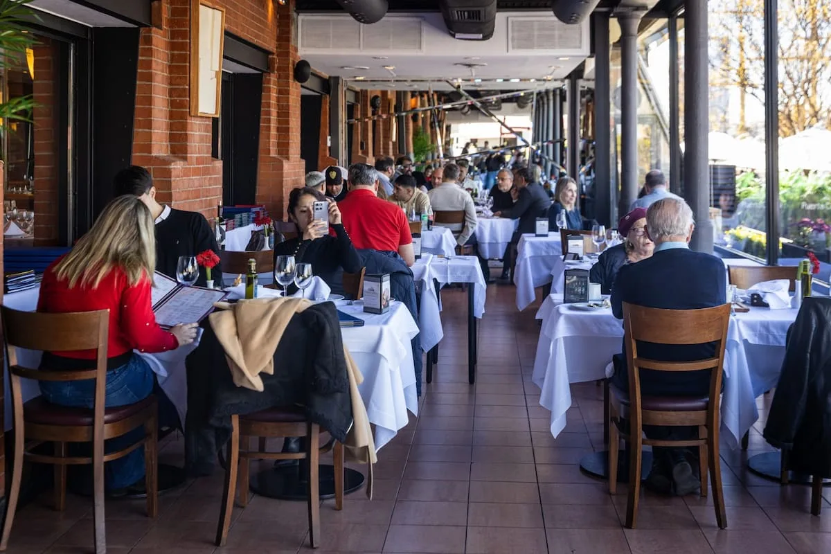 Llegó de Galicia en barco y cumplió el sueño de abrir un restaurante sobre el río
