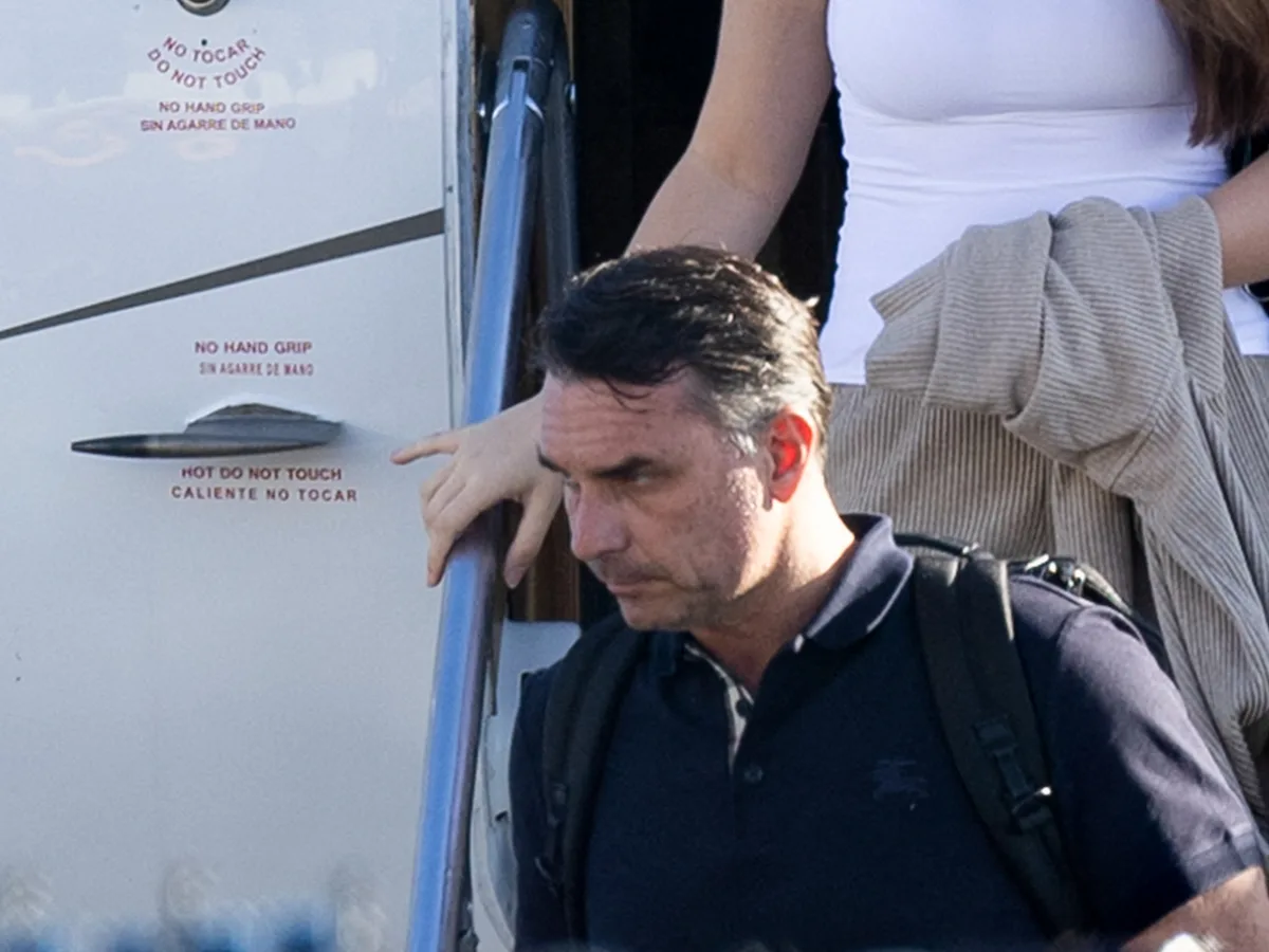 Flávio Bolsonaro huyó de Brasil y enfrenta críticas incluso dentro del bolsonarismo