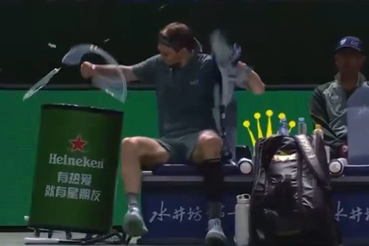 Bublik ganó en Shanghai tras romper una heladerita y cortarse el brazo