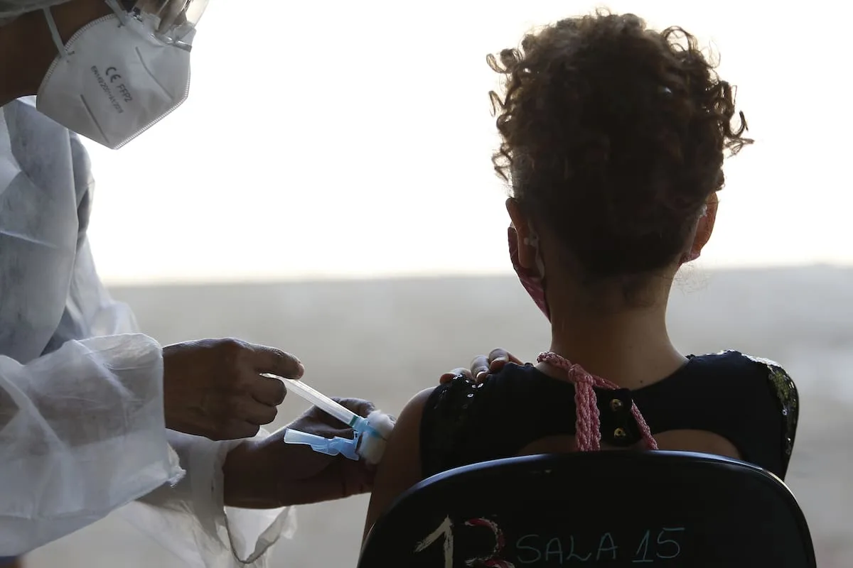 Vacunación contra la meningitis: la cobertura cae más de 30% entre los bebés y los adolescentes, ¿por qué es clave completar las dosis?