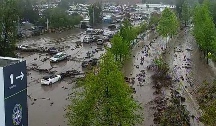 Aluvión en Santiago de Chile: el barro arrastró autos y colectivos y decretaron alerta roja