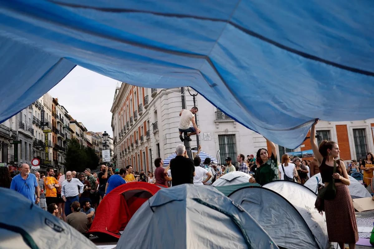 Reclamos, carpas y alquileres imposibles: cómo es el acampe de los jóvenes que sacude a Madrid