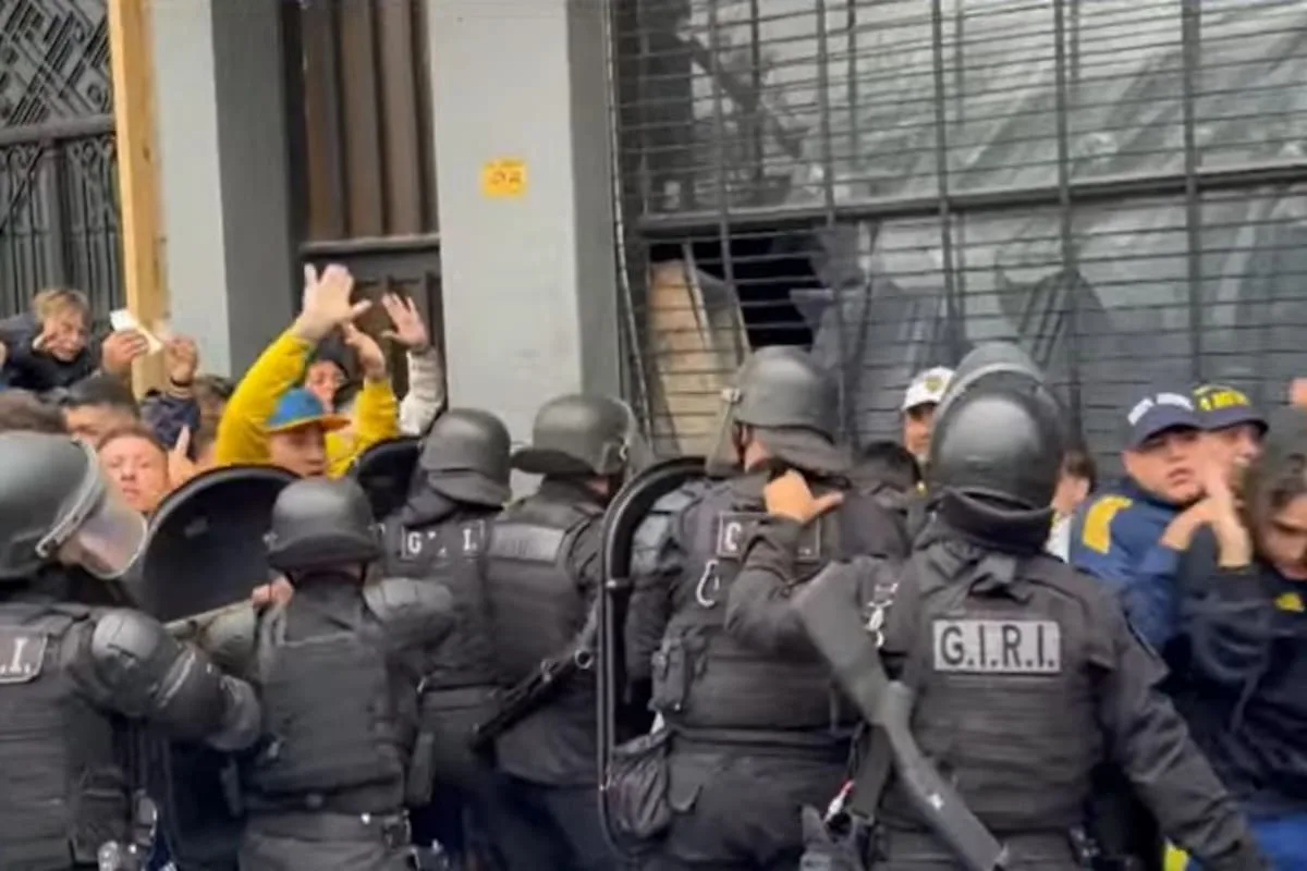 Incidentes en el ingreso de los hinchas de Boca al estadio Gigante de Arroyito