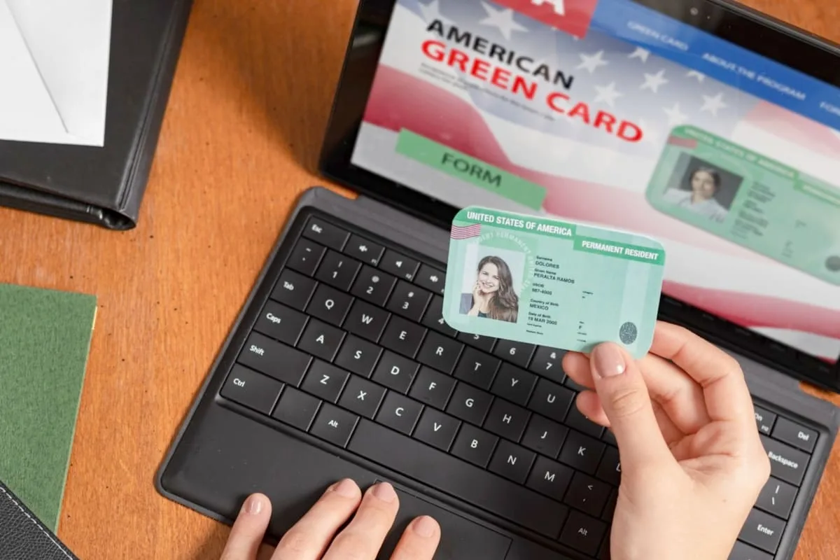 Uscis abre consulta pública para reducir los plazos del formulario I-90 de la green card