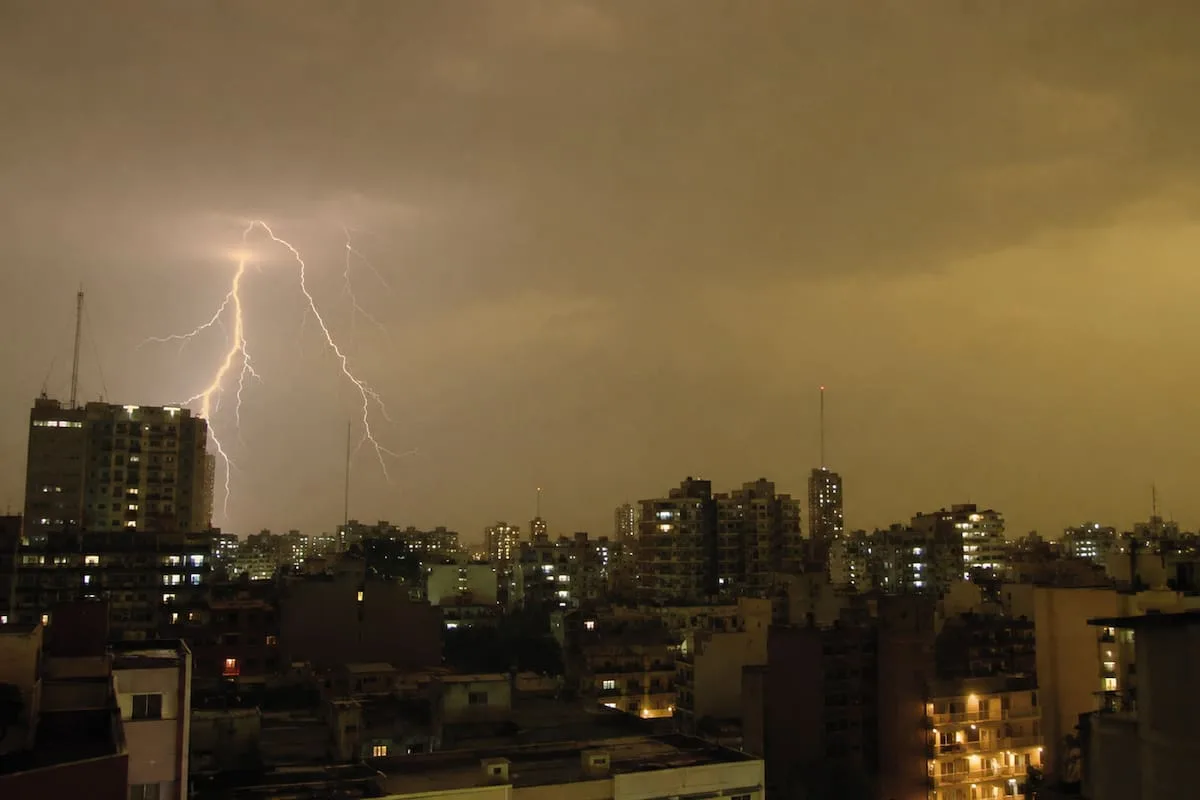 Tormentas en el AMBA: alerta naranja, granizo y cortes de luz