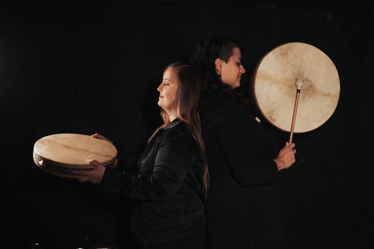 Meditación en la oscuridad: una experiencia sensorial inmersiva con tradiciones chamánicas