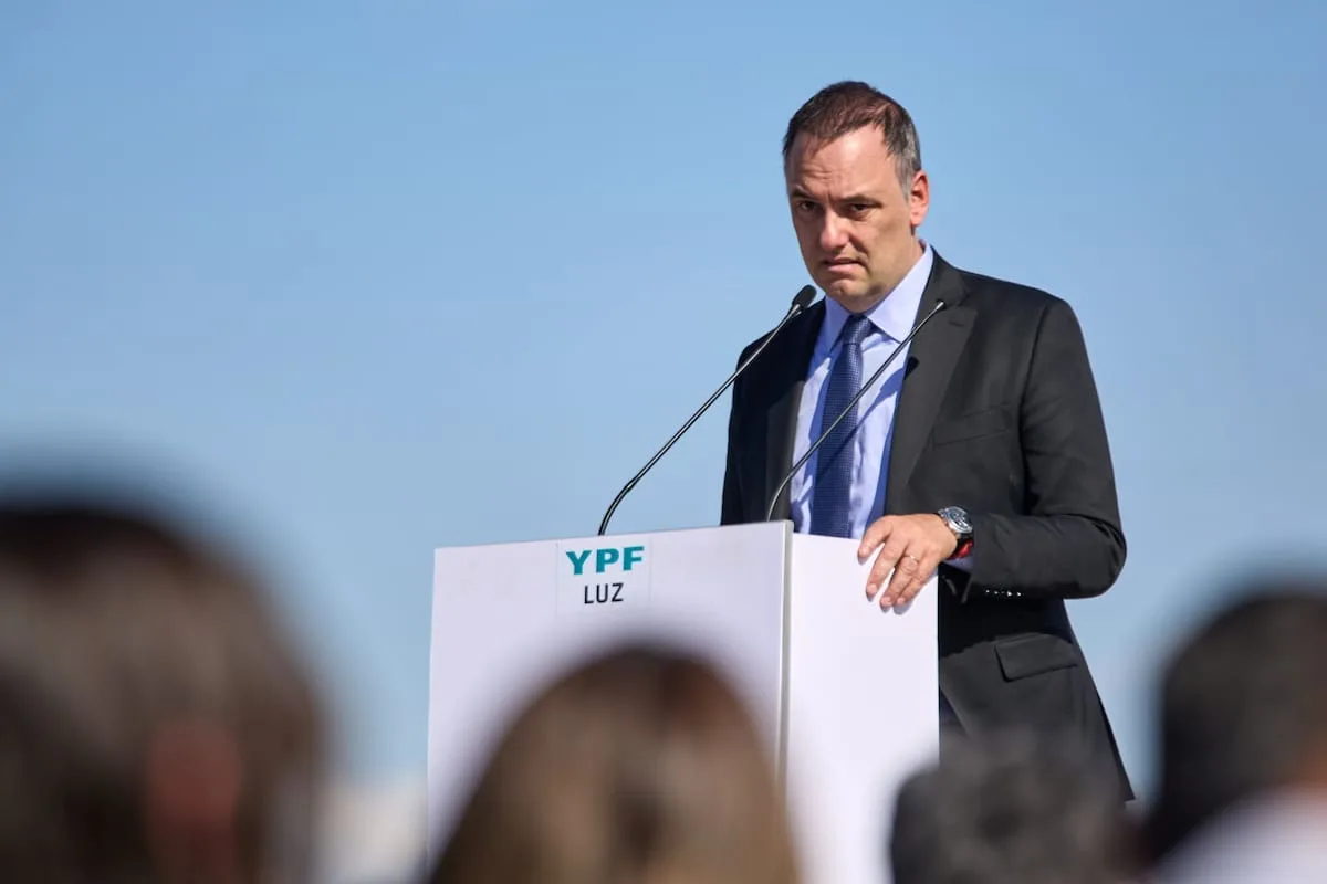Manuel Adorni renunció al directorio de YPF tras su salida de la jefatura de Gabinete