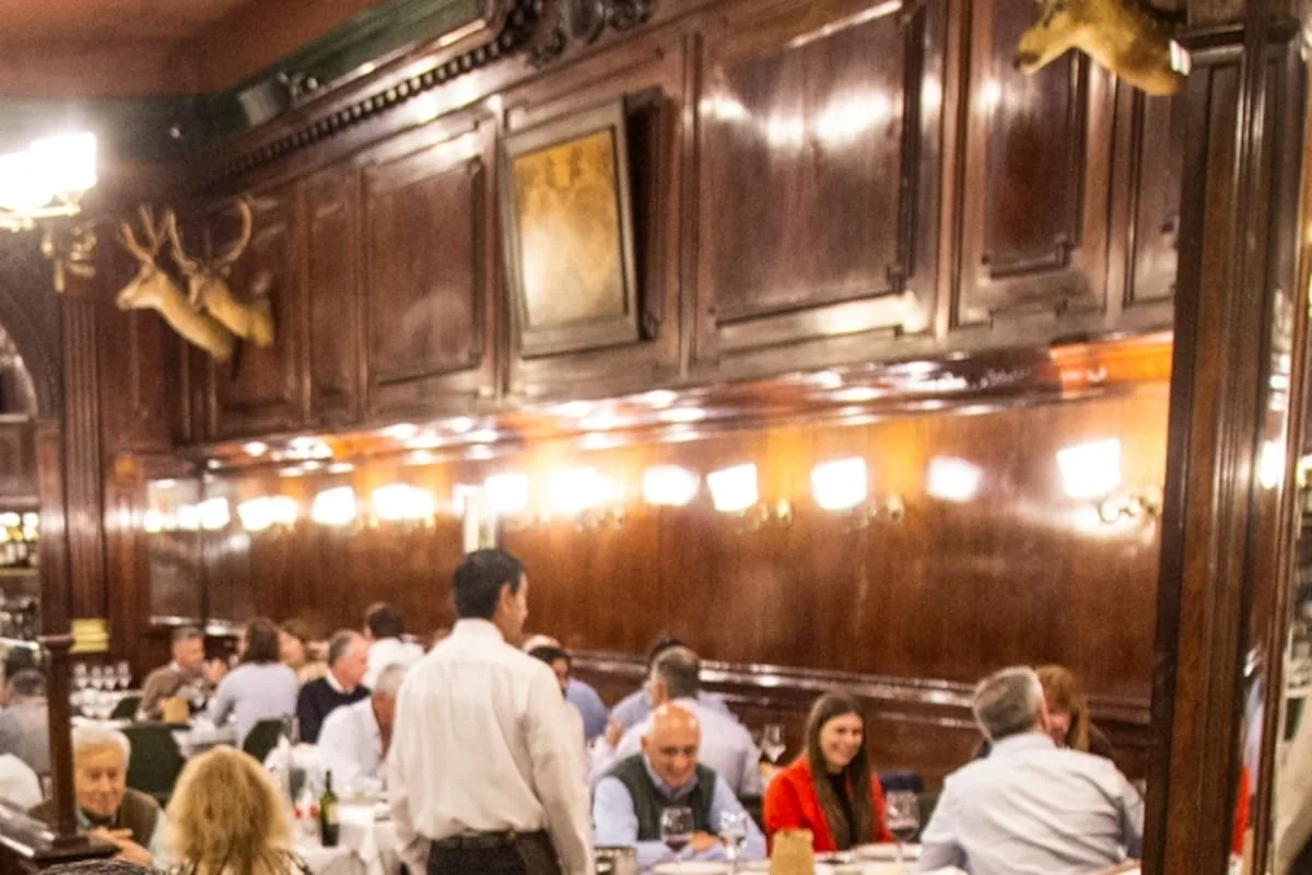Polémica por el secuestro de cabezas de ciervo en un histórico bar porteño