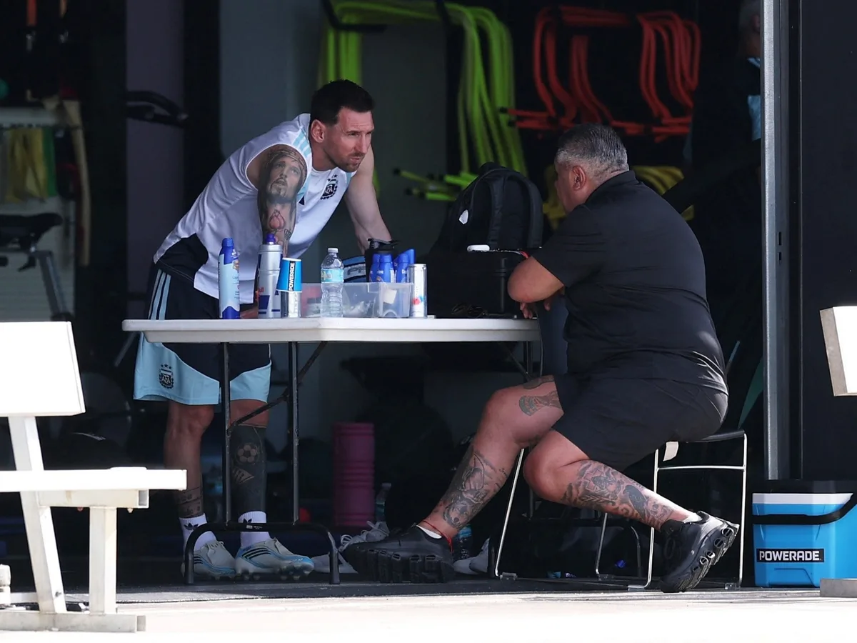 Messi y Chiqui Tapia, mano a mano en la última práctica antes de Cabo Verde