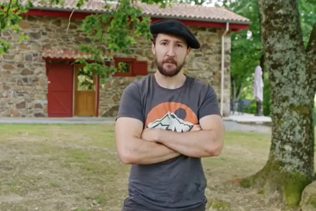 Vivir sin red eléctrica: el youtuber Iker muestra cómo lograrlo con un solo panel solar