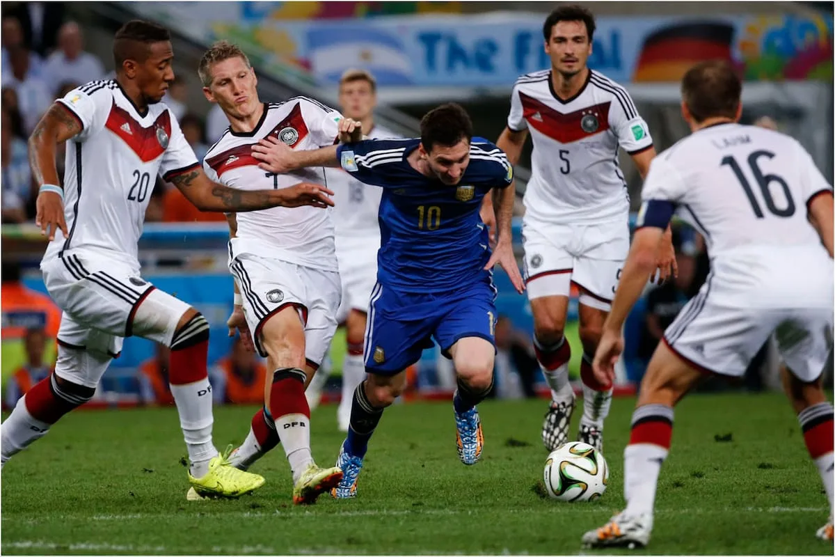 Bastian Schweinsteiger, el verdugo de Argentina en 2014, festejó con los hinchas el triunfo ante Inglaterra