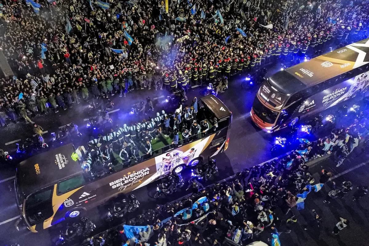 La selección argentina recibió una cálida bienvenida de sus hinchas tras el subcampeonato del Mundial 2026