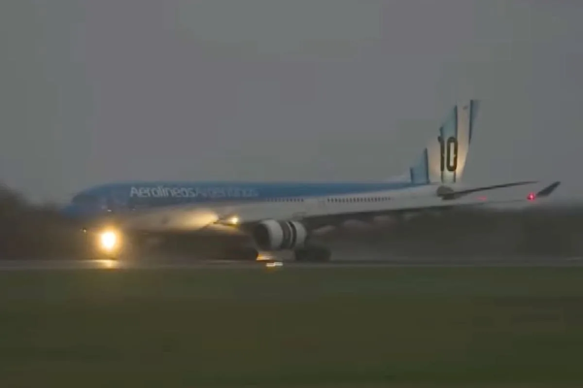 La selección argentina recibió un emotivo mensaje de bienvenida al aterrizar en Ezeiza