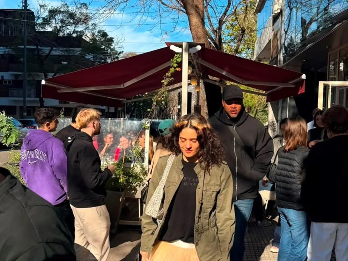 Rosalía almorzó en Oli, la cafetería de Palermo: ojo de bife y tres postres