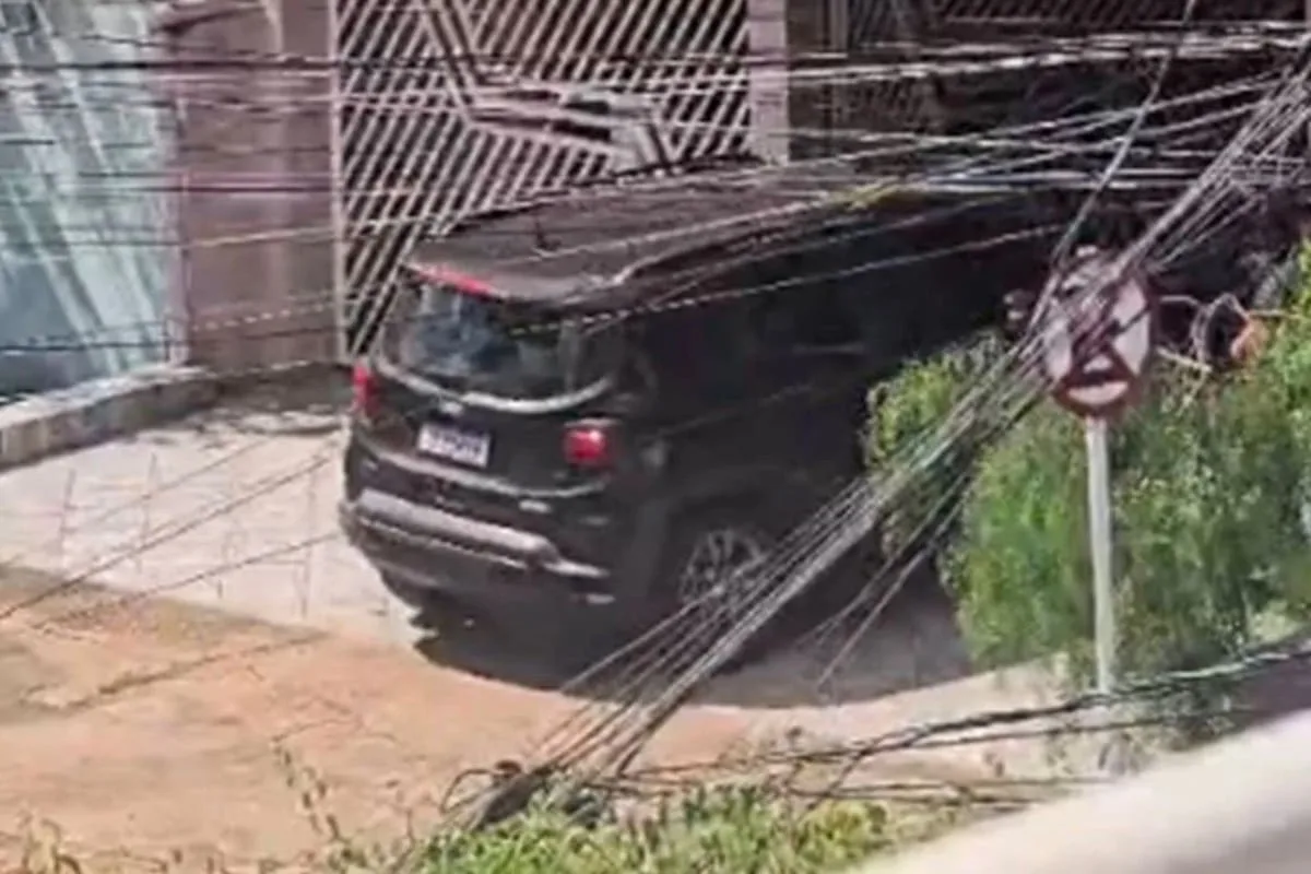 Brasil: una joven embistió con su auto la casa de un vecino de 68 años y lo mató