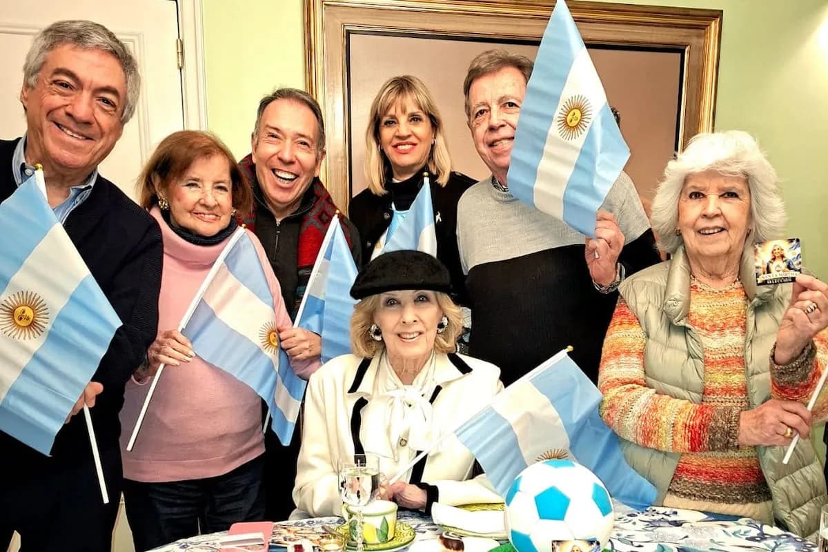 Mirtha Legrand celebró el triunfo de la Selección con torta de fútbol y cantitos