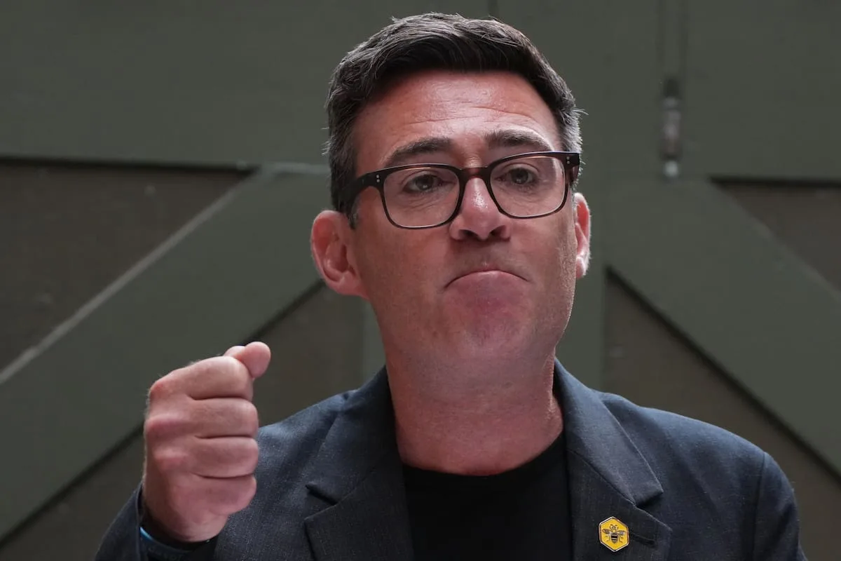 Andy Burnham asume como primer ministro británico con un país dividido