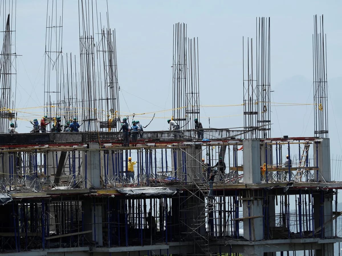 Industria cayó 2,2% en el semestre y la construcción subió 2,8%