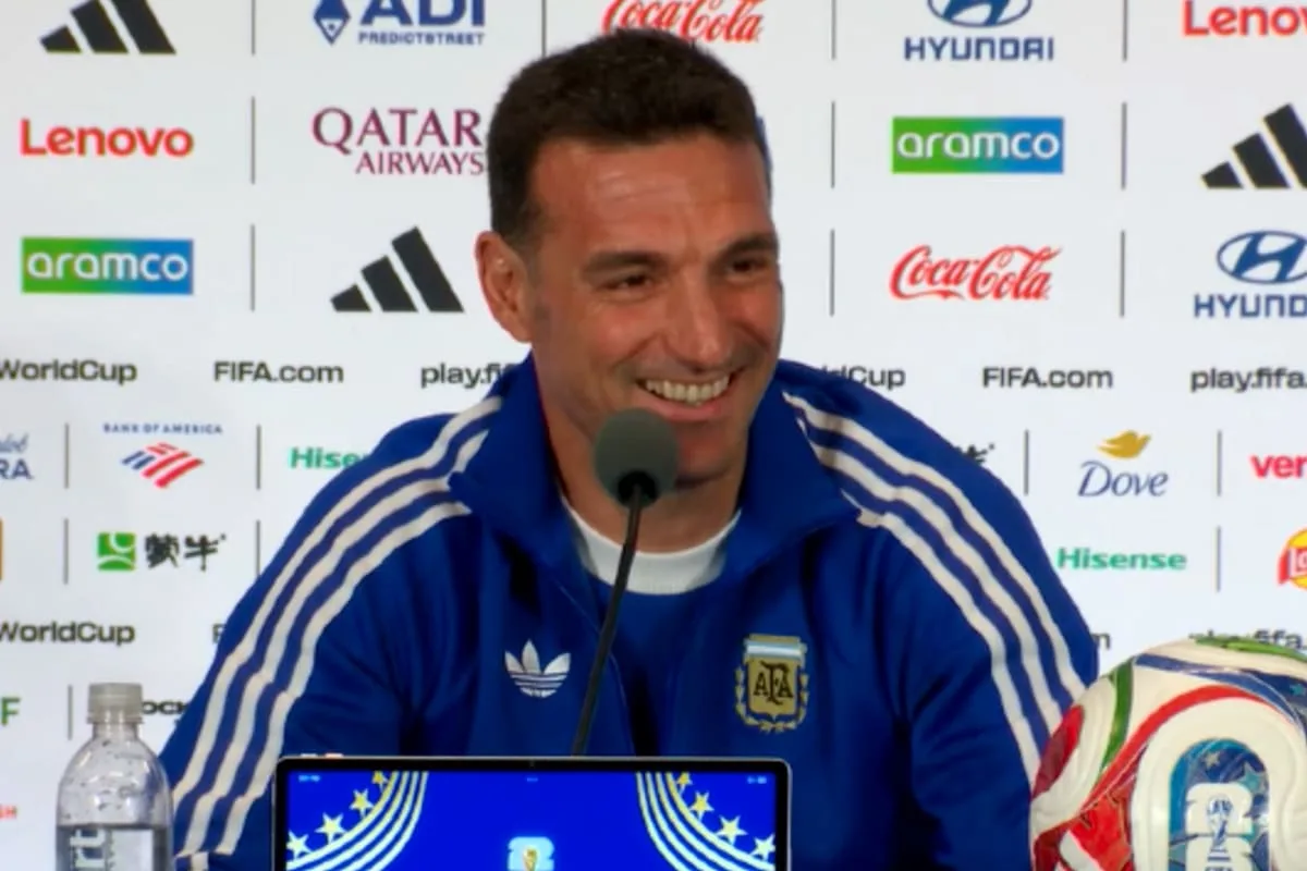 Scaloni se reencontró con un excompañero en plena conferencia de prensa