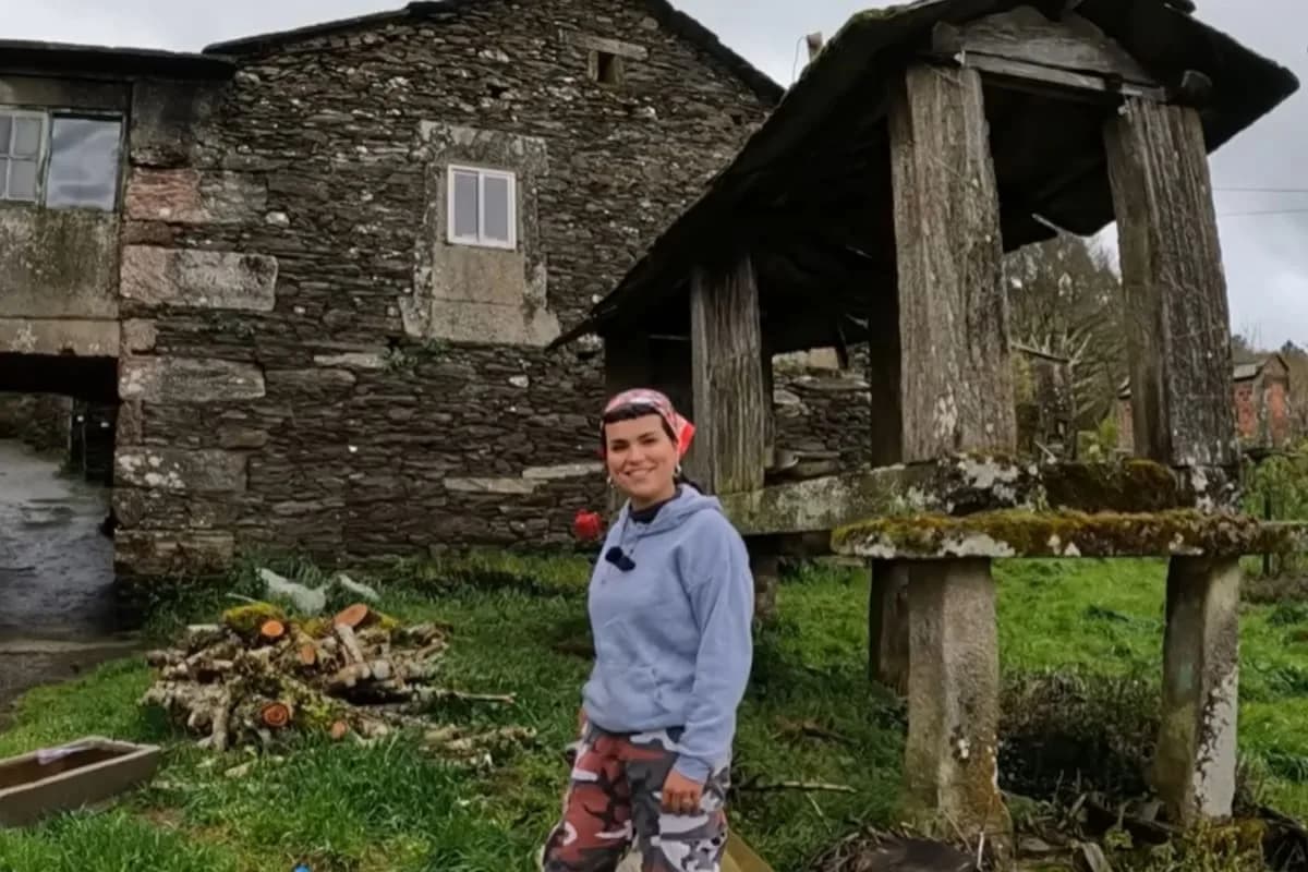 Dejó Madrid para vivir en una aldea con nueve personas: su compra mensual ronda los 50 euros
