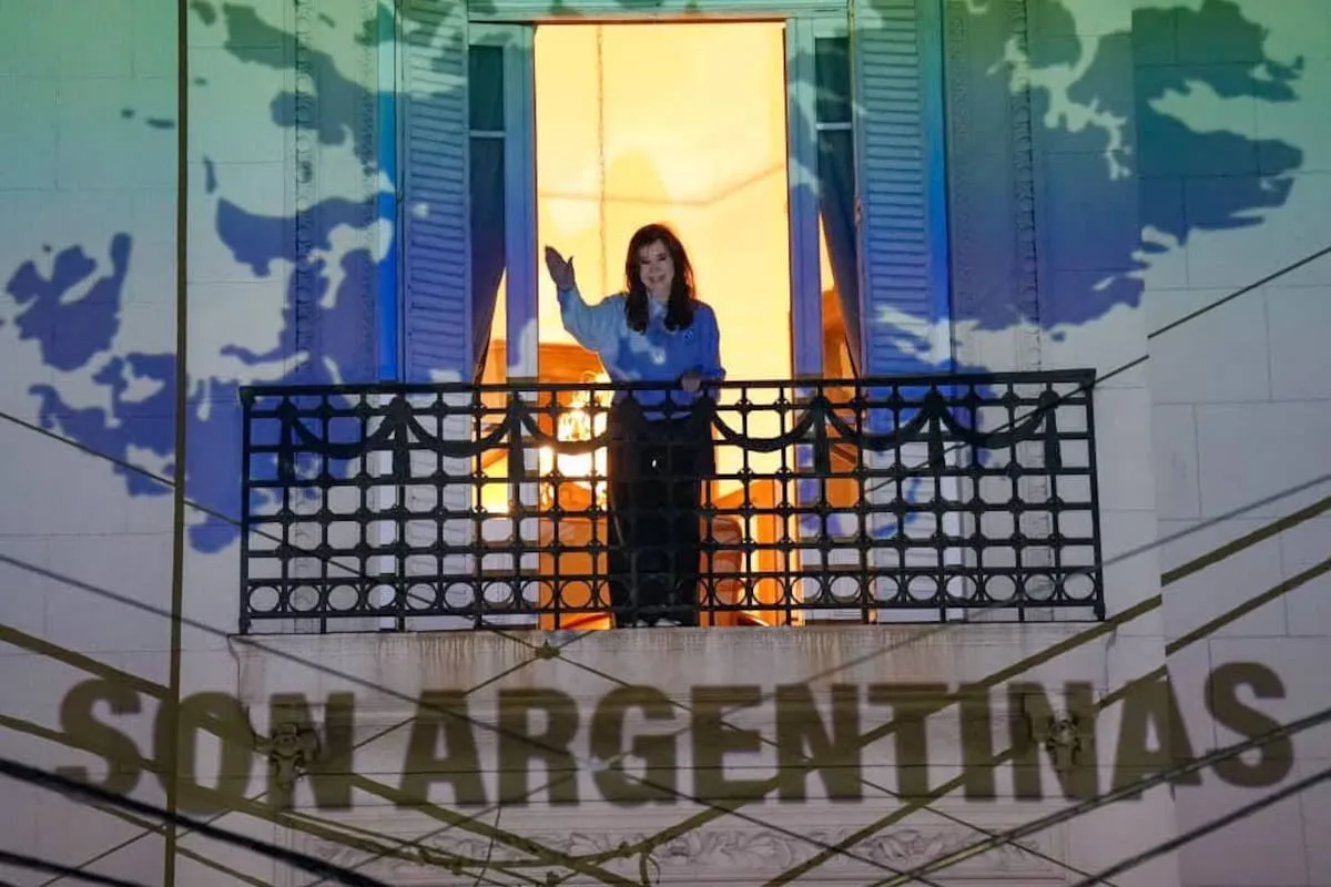 Cristina Kirchner saludó desde el balcón y proyectaron imagen de Malvinas con la leyenda "Son Argentinas"