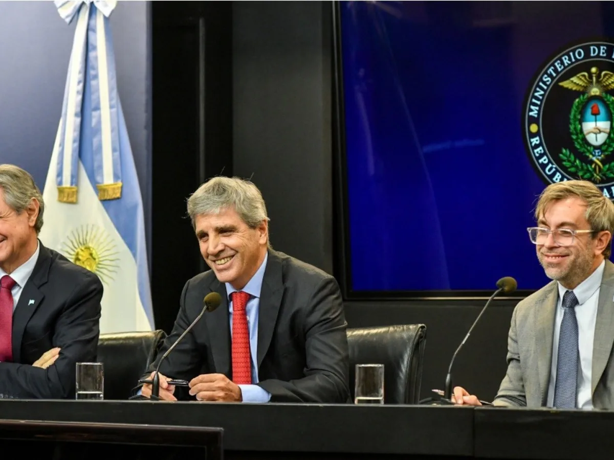Caputo comprará al BCRA casi US$ 5.000 millones para pagar deuda en 2027