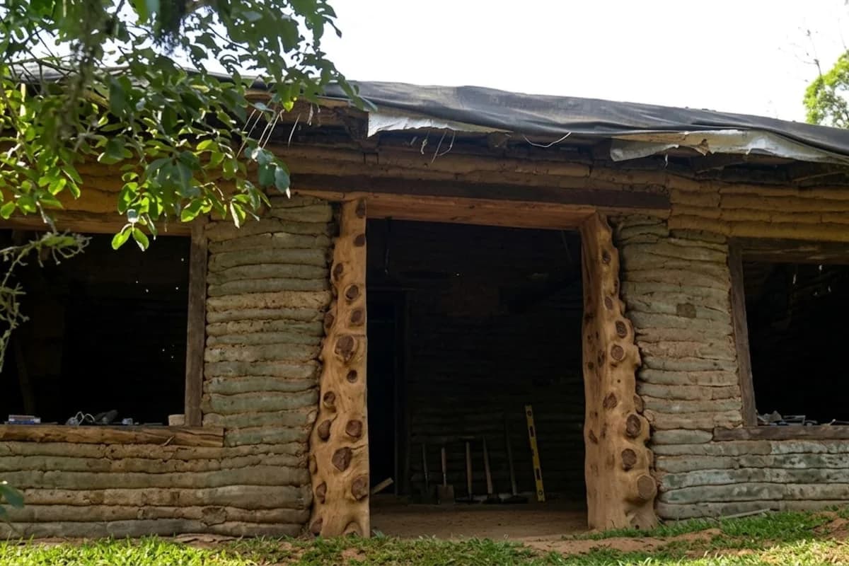 Construyó su casa con bolsas de papas y tierra: la obra sustentable que sorprende en el sur de Brasil