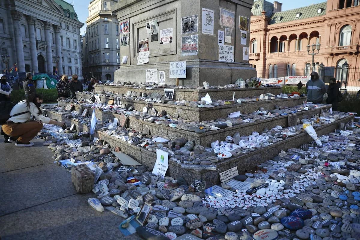 El Gobierno retiró las piedras homenaje a víctimas del Covid de Plaza de Mayo