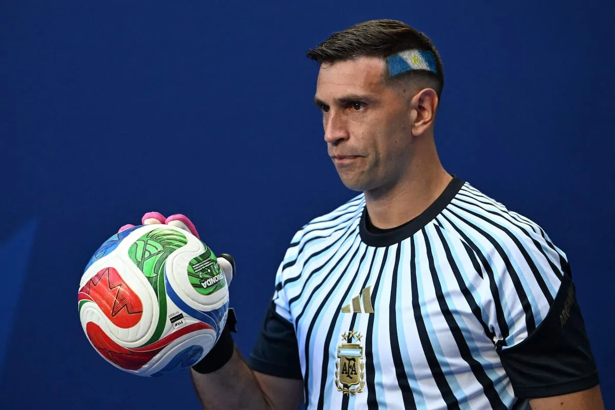 Dibu Martínez busca una atajada que cambie su Mundial y lo devuelva a ser decisivo