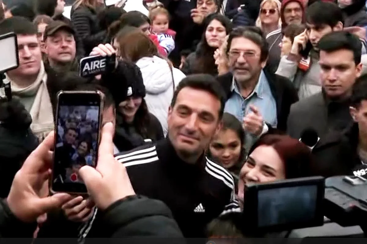 Scaloni se despidió de Pujato con un cartel y agradeció el cariño de los hinchas