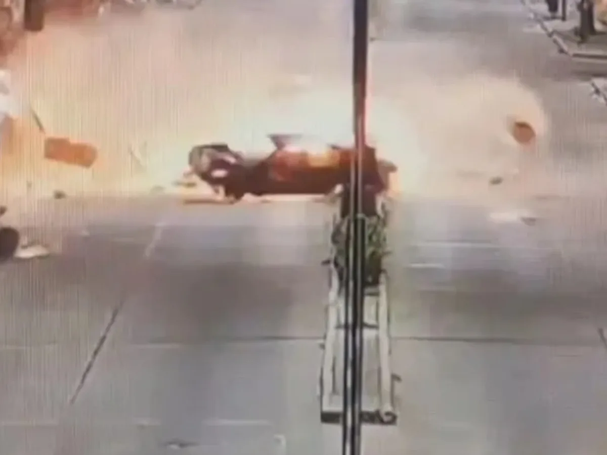 Impactante choque en Berazategui: auto pierde control, explota y dos jóvenes heridos graves