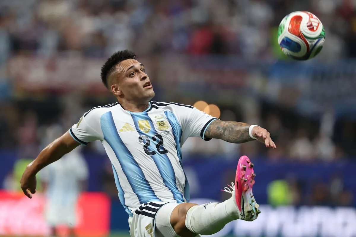 El amuleto de Lautaro Martínez: la Virgen de Luján que lleva en sus canilleras