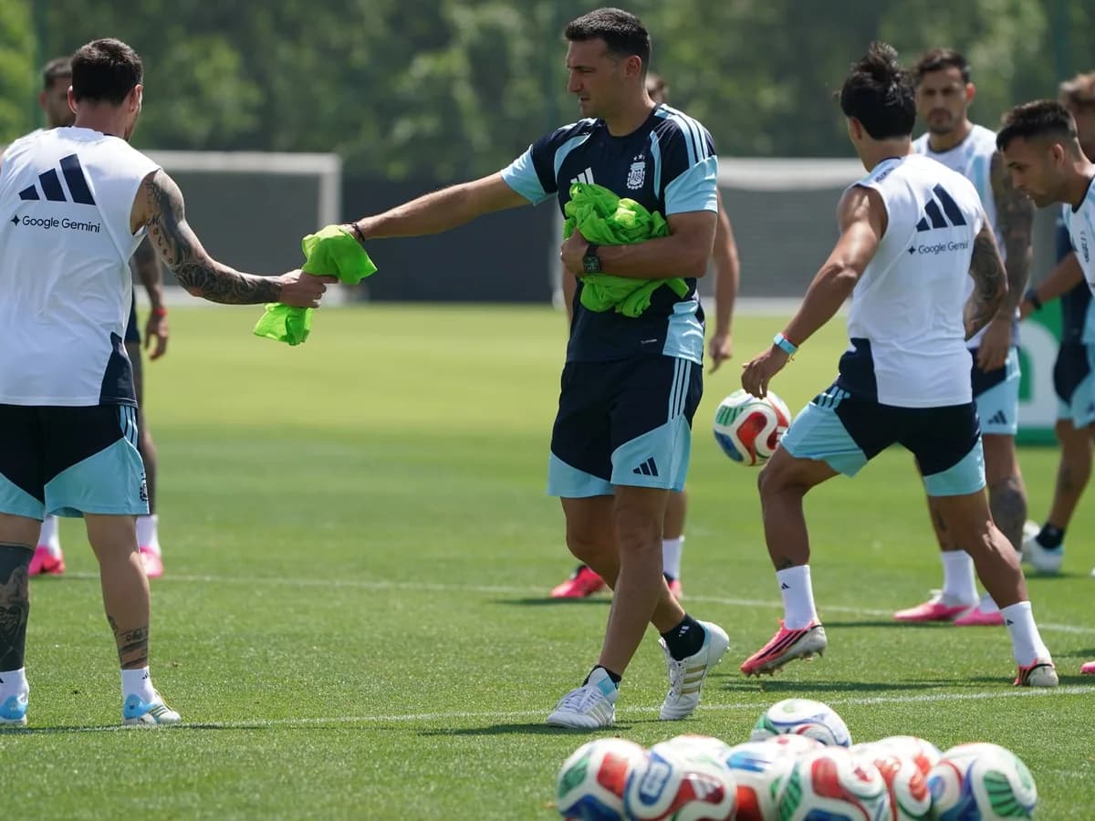 Scaloni repartió 13 pecheras en el entrenamiento de la Selección: las dudas para el cruce con Cabo Verde