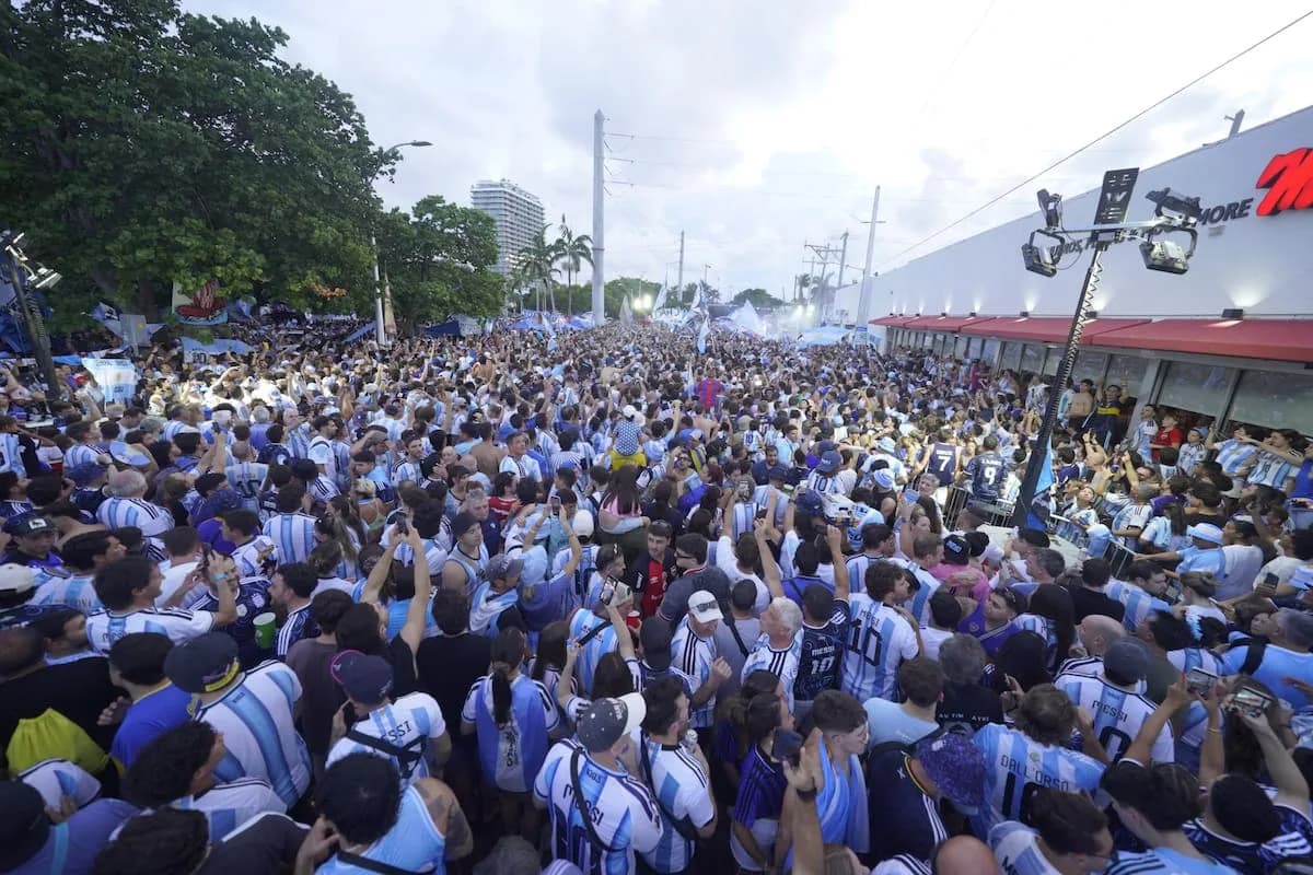 Multitudinario banderazo argentino en Miami antes del partido con Cabo Verde
