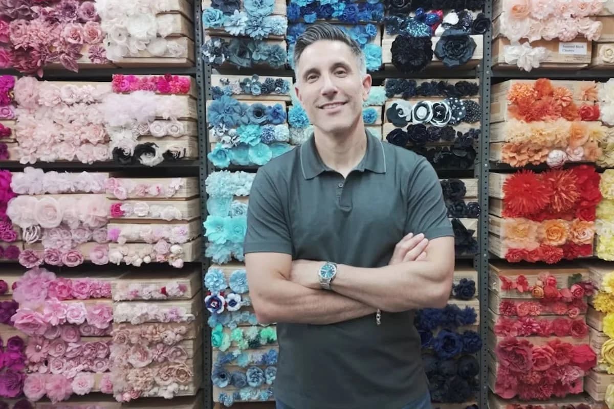 Adam Brand, el fabricante de flores de tela que mantiene vivo el sueño americano en Nueva York