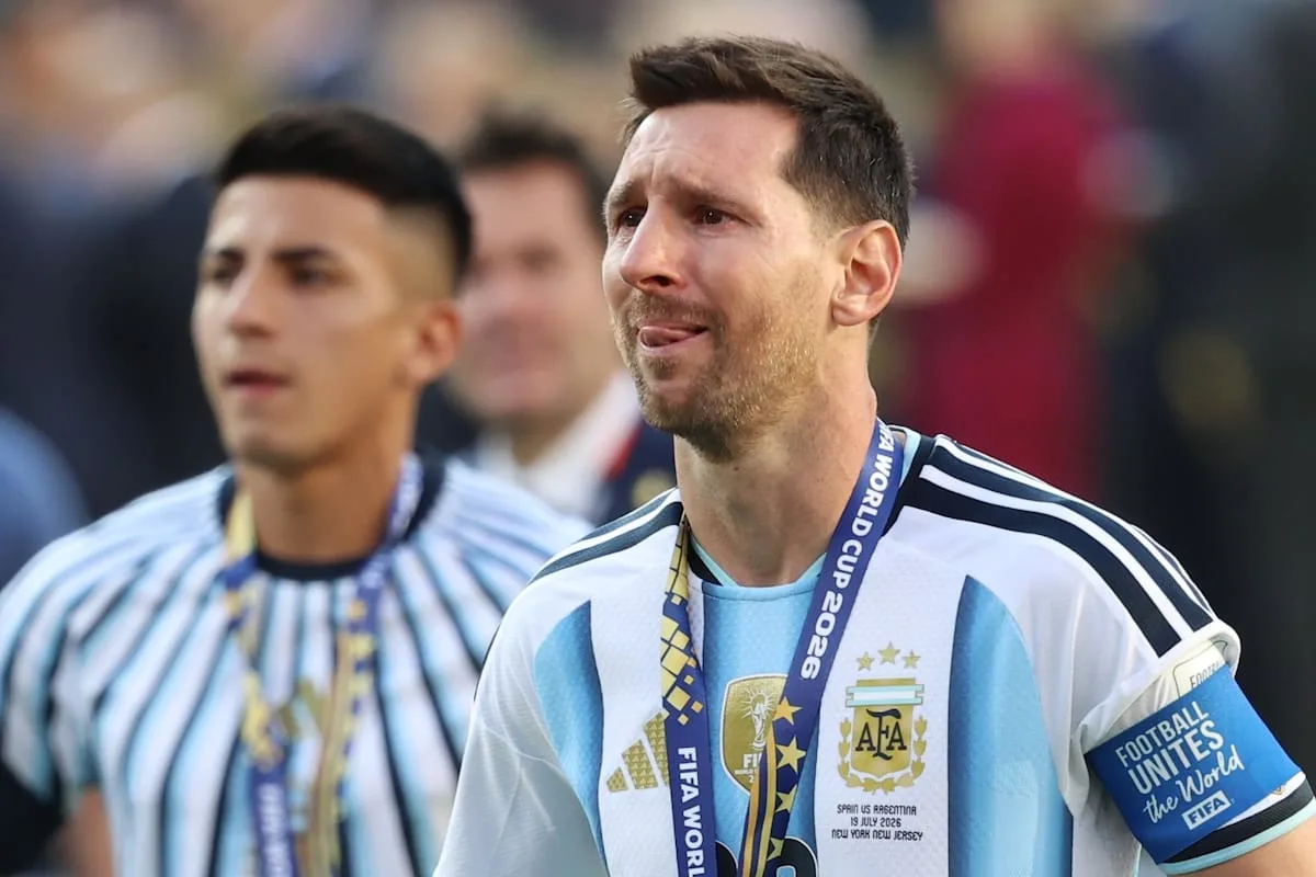 Messi rompió en llanto tras la final del Mundial y la hinchada lo alentó con canciones