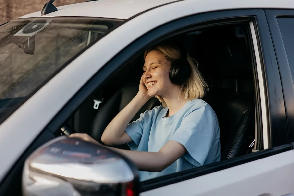 Auriculares al volante: qué dice la ley y por qué están prohibidos