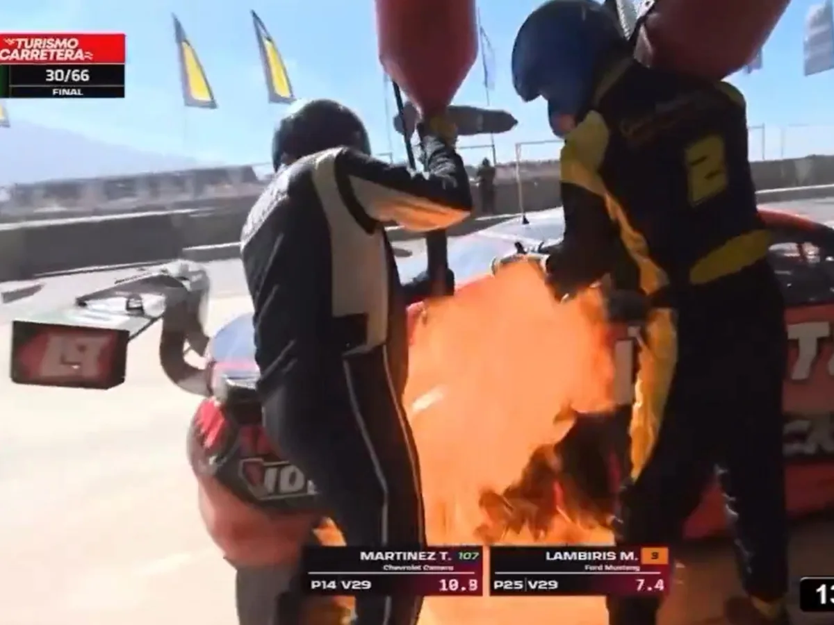 Incendio en el Turismo Carretera: el auto de Lambiris se prendió fuego en San Juan