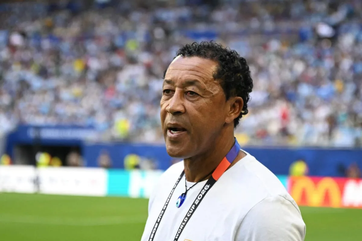 El DT de Cabo Verde le regaló un banderín a Scaloni antes del partido