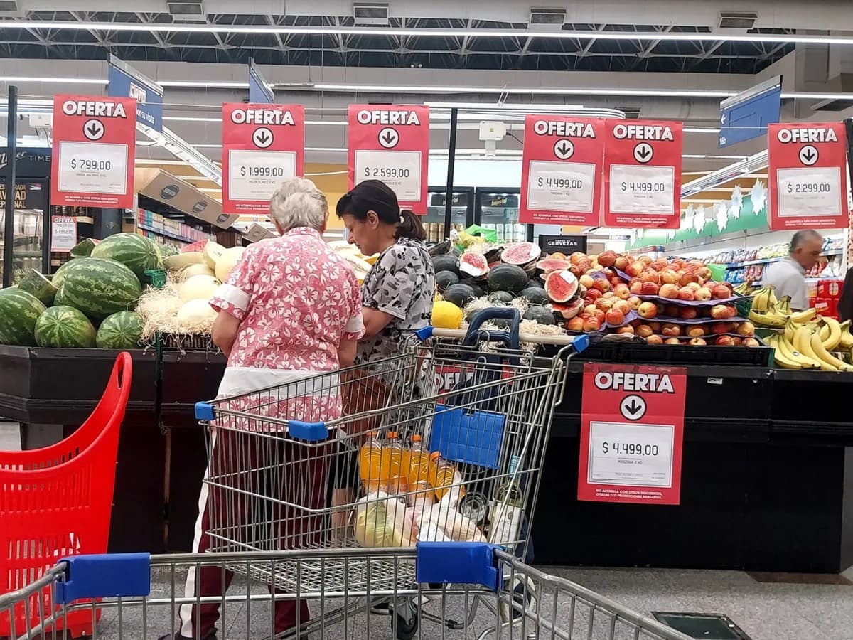 Economistas del BCRA prevén inflación de 2% en junio y recortan estimación de crecimiento