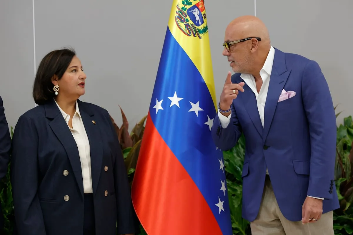 Chavismo y oposición inician diálogo en Caracas para trazar la transición