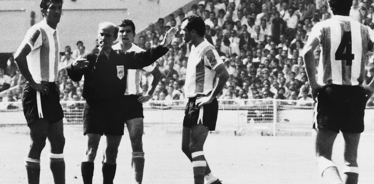 Murió Antonio Rattín: la tarde que estrujó el banderín y se sentó en la alfombra de la Reina en Wembley