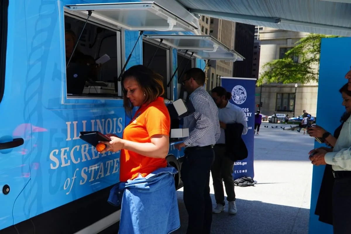 Illinois habilita trámites del DMV en una oficina móvil durante la Feria Estatal