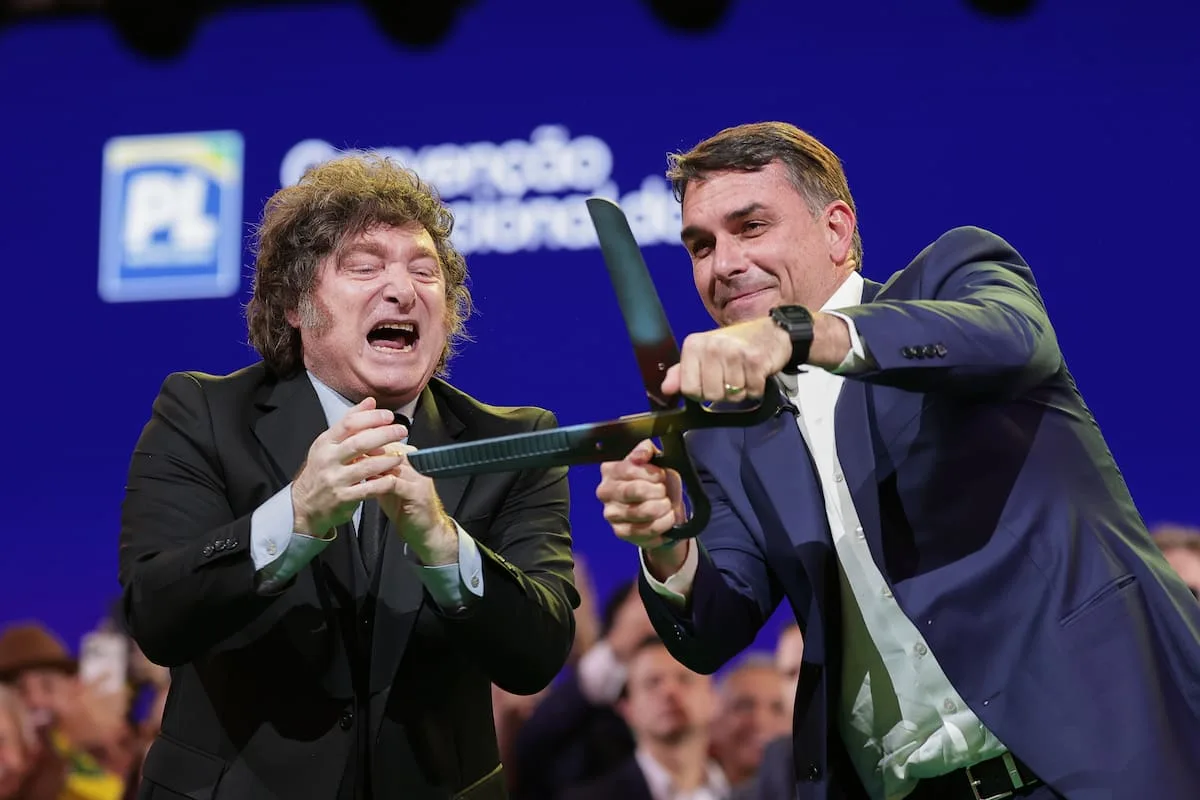 Flavio Bolsonaro responsabilizó a Lula por el conflicto con Argentina y prometió "reconstruir puentes"