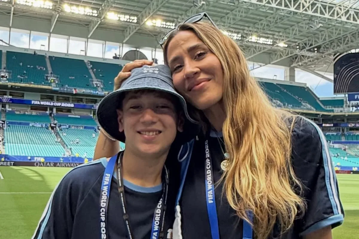 Jimena Barón disfrazada de dinosaurio recibió a su hijo Momo en el aeropuerto de Miami