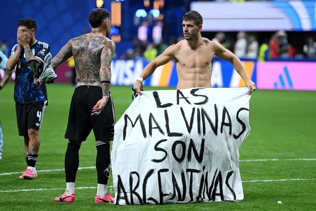 Polémica en Inglaterra por la bandera de Malvinas que mostraron los jugadores argentinos