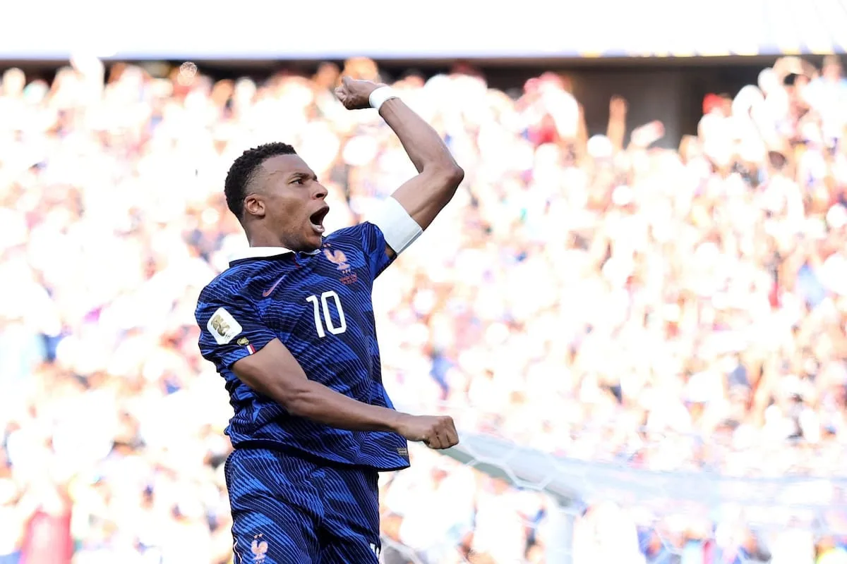 Francia vence 1-0 a Paraguay con penal de Mbappé y avanza a cuartos
